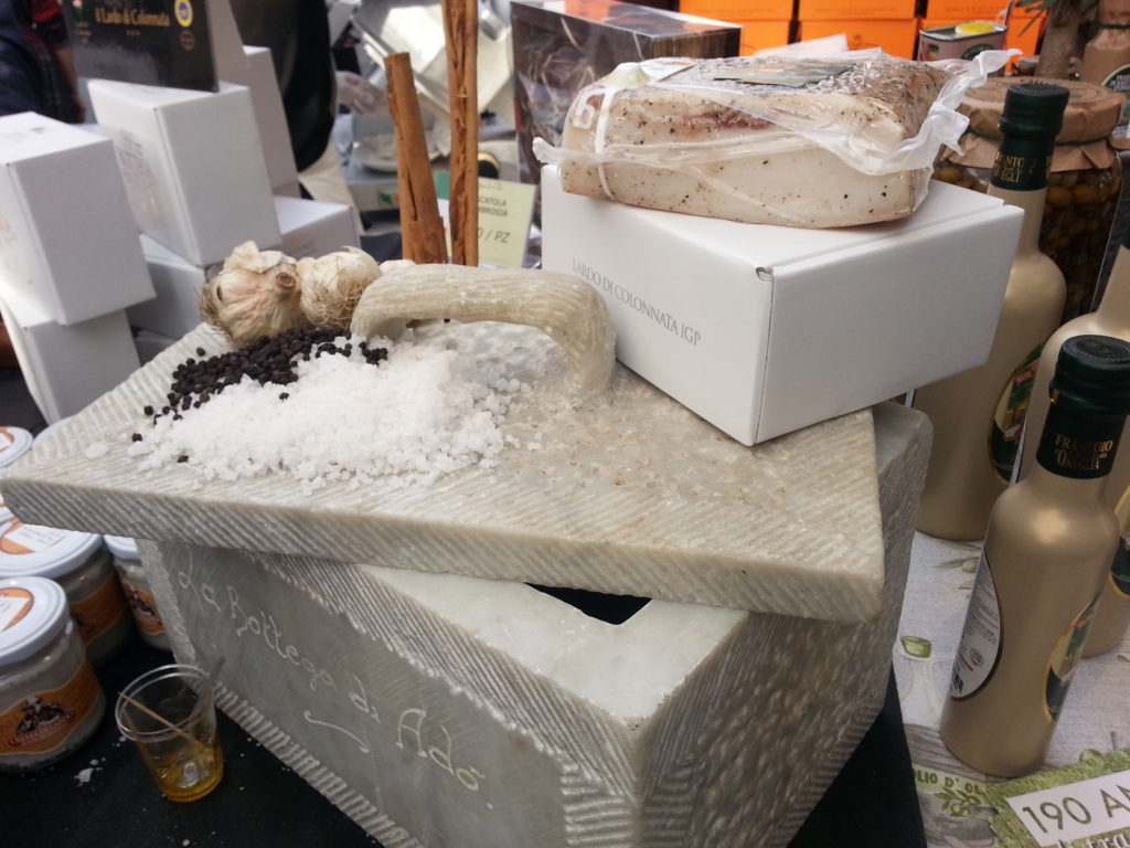 Pezzo di lardo di Colonnata sopra una conca di marmo