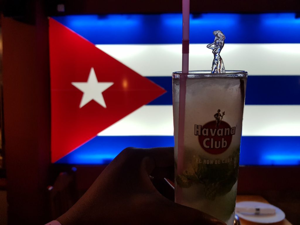 Cocktaill mojito e sfondo bandiera cubana